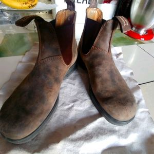 Ladies size 10 us.  size 7 aus Stout Suede color